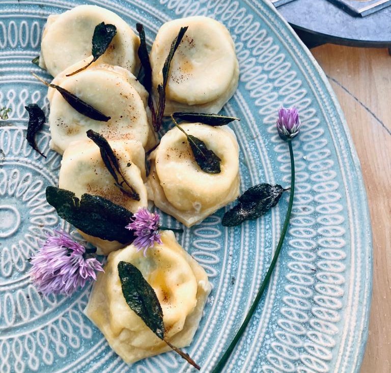 Smaki Mazowsza. Pierogi z bryndzą, ziołami i szałwiowym masłem